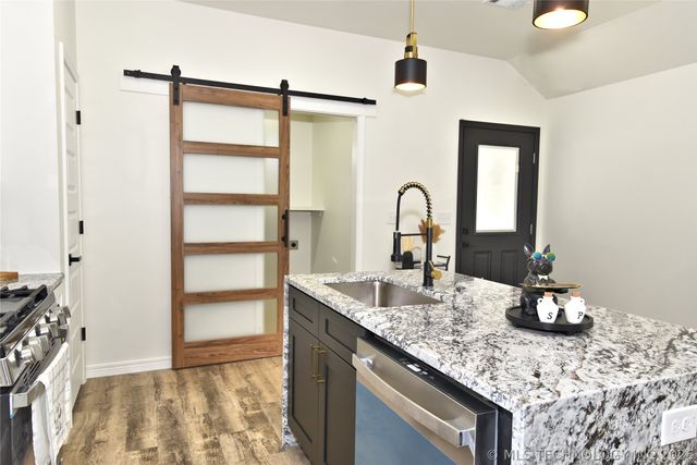 215 W 40th Place, Sand Springs, OK 74063