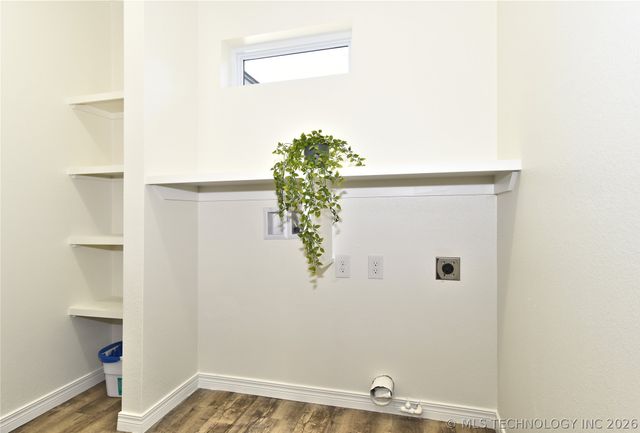 215 W 40th Place, Sand Springs, OK 74063