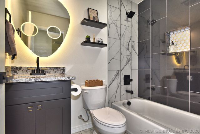 215 W 40th Place, Sand Springs, OK 74063