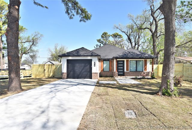 215 W 40th Place, Sand Springs, OK 74063