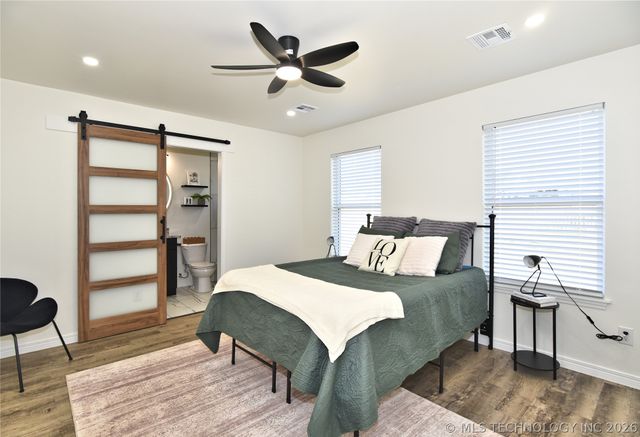 215 W 40th Place, Sand Springs, OK 74063