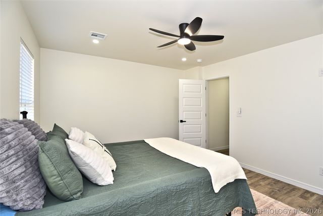 215 W 40th Place, Sand Springs, OK 74063