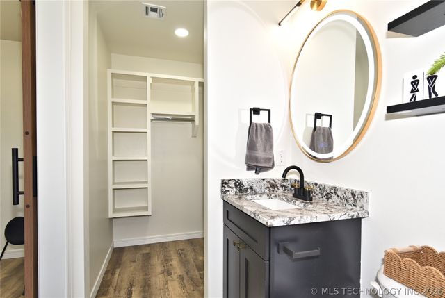 215 W 40th Place, Sand Springs, OK 74063