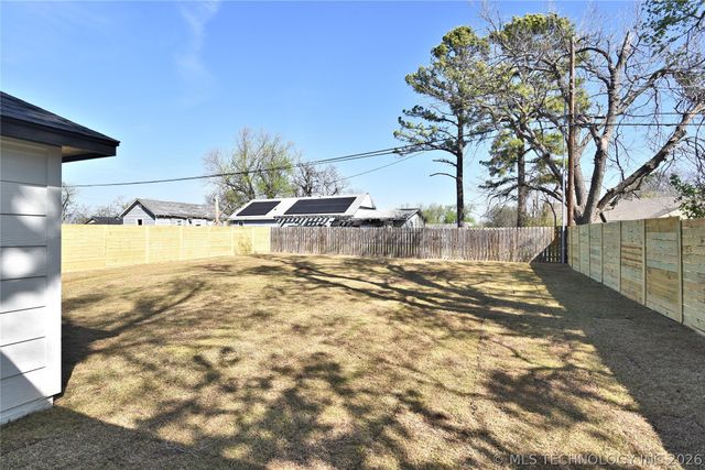 215 W 40th Place, Sand Springs, OK 74063
