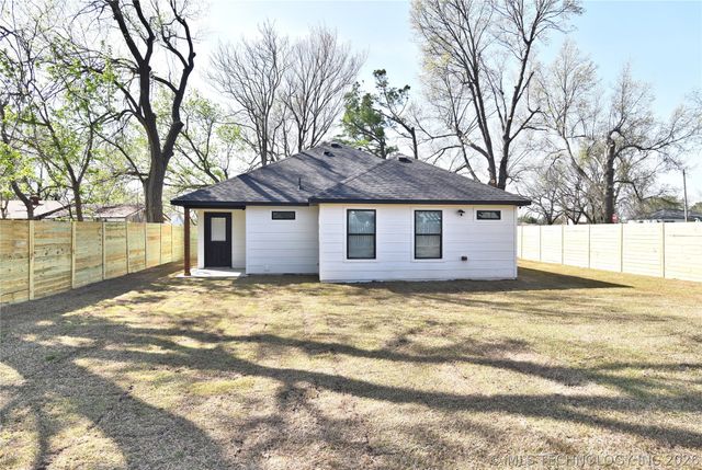 215 W 40th Place, Sand Springs, OK 74063