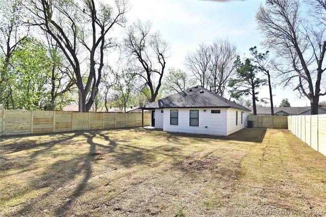 215 W 40th Place, Sand Springs, OK 74063