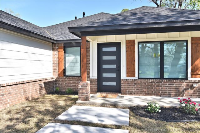 215 W 40th Place, Sand Springs, OK 74063