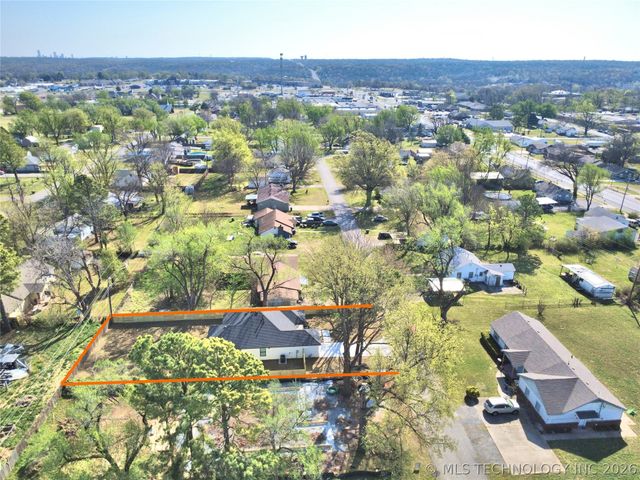 215 W 40th Place, Sand Springs, OK 74063