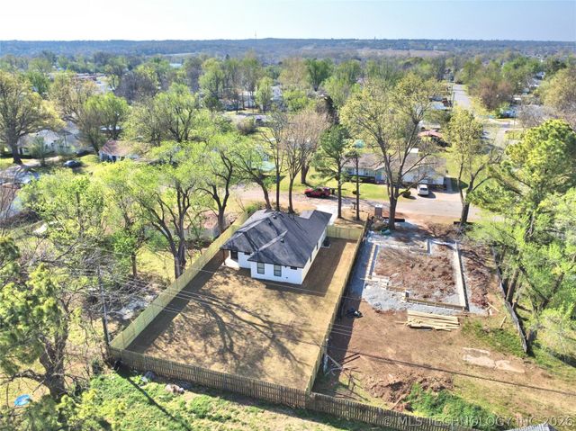 215 W 40th Place, Sand Springs, OK 74063