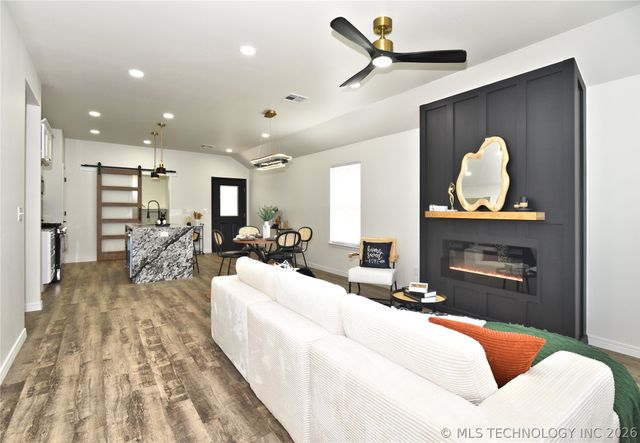 215 W 40th Place, Sand Springs, OK 74063