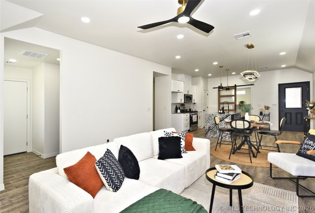 215 W 40th Place, Sand Springs, OK 74063