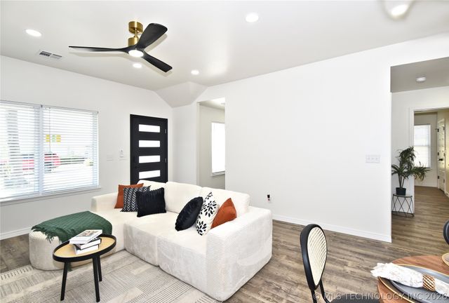 215 W 40th Place, Sand Springs, OK 74063