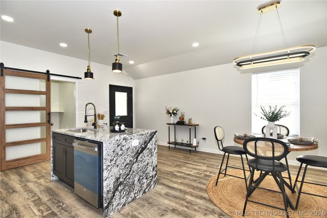 215 W 40th Place, Sand Springs, OK 74063