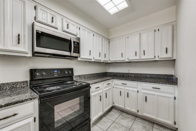 10 W Meadow Lane, Bedford, TX 76021