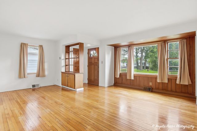 1124 Fulton Avenue, Winthrop Harbor, IL 60096