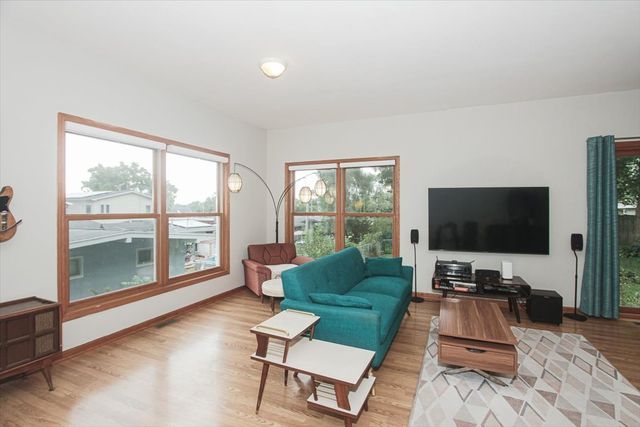 107 Hammond Avenue, Wauconda, IL 60084