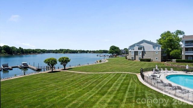 1338 Torrence Circle 29, Davidson, NC 28036