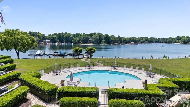 1338 Torrence Circle 29, Davidson, NC 28036