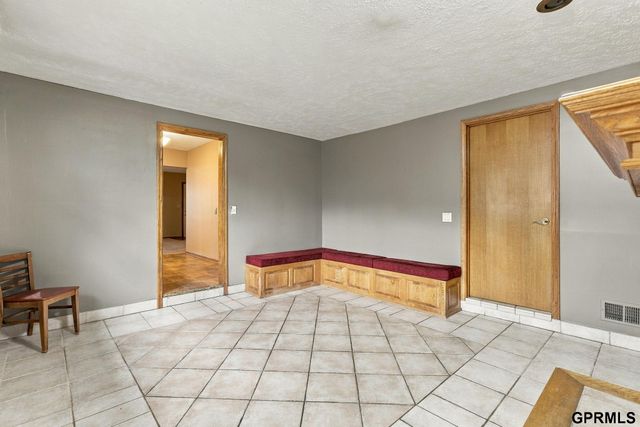 5512 Woodlawn Avenue, Ralston, NE 68127