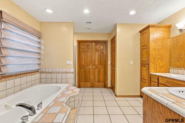 5512 Woodlawn Avenue, Ralston, NE 68127