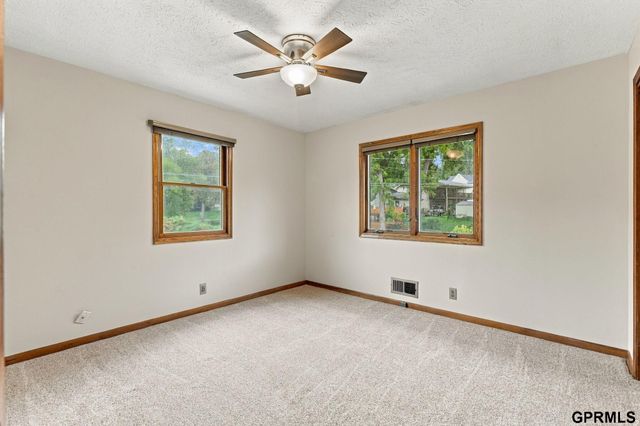 5512 Woodlawn Avenue, Ralston, NE 68127
