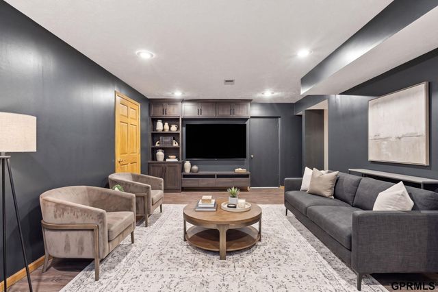 5512 Woodlawn Avenue, Ralston, NE 68127