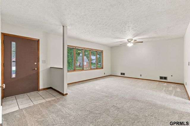 5512 Woodlawn Avenue, Ralston, NE 68127
