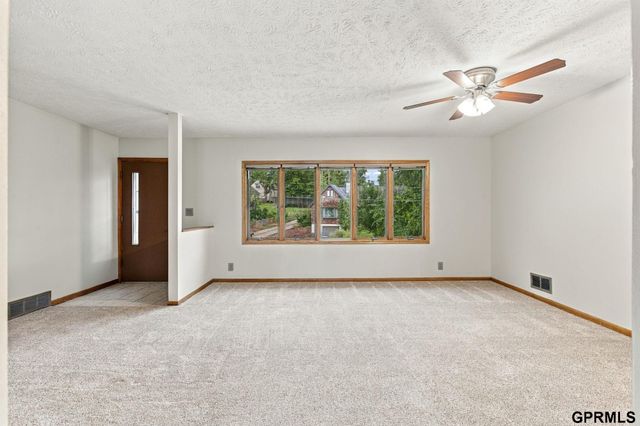 5512 Woodlawn Avenue, Ralston, NE 68127