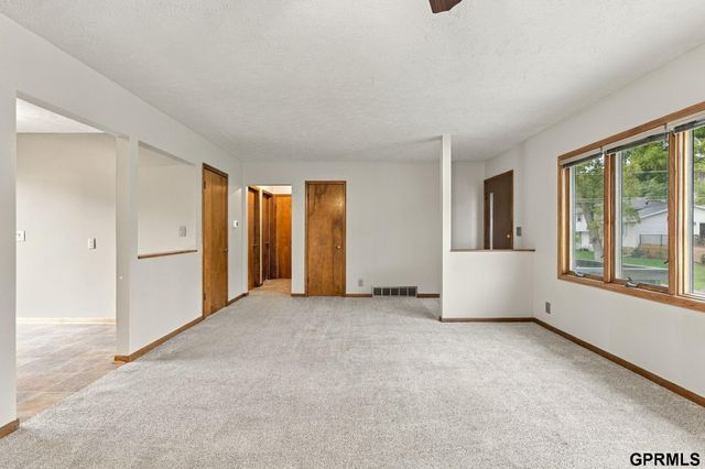 5512 Woodlawn Avenue, Ralston, NE 68127