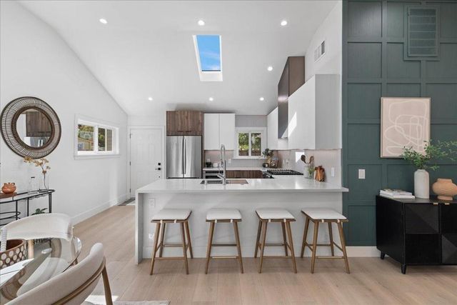 220 Lindbergh Street, San Mateo, CA 94401