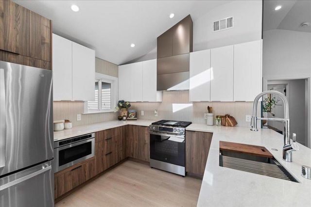 220 Lindbergh Street, San Mateo, CA 94401