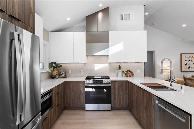 220 Lindbergh Street, San Mateo, CA 94401