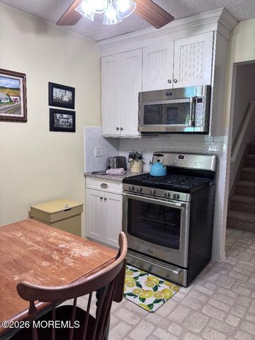 218 Ravenswood Road, Englishtown, NJ 07726