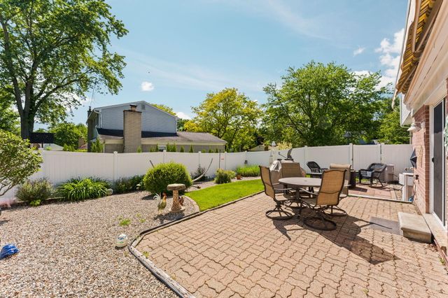 534 Forestbrooke Court, Saline, MI 48176