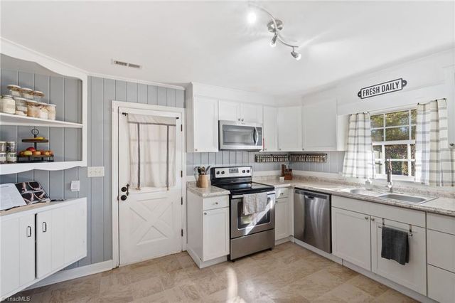 5501 Club Knoll Road, Winston-salem, NC 27105