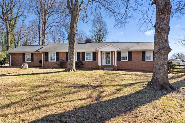 5501 Club Knoll Road, Winston-salem, NC 27105