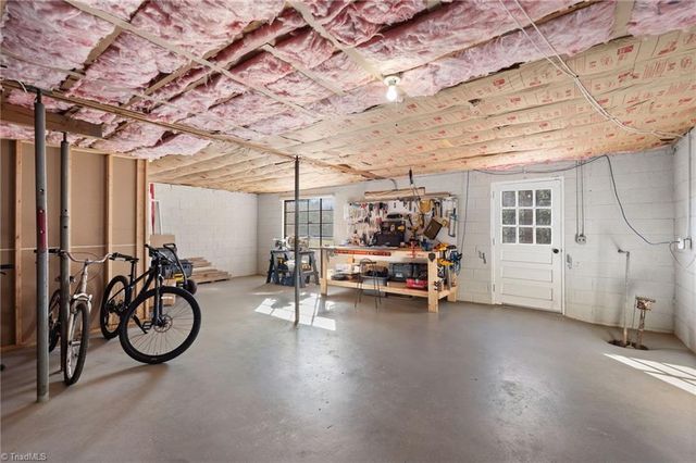 5501 Club Knoll Road, Winston-salem, NC 27105