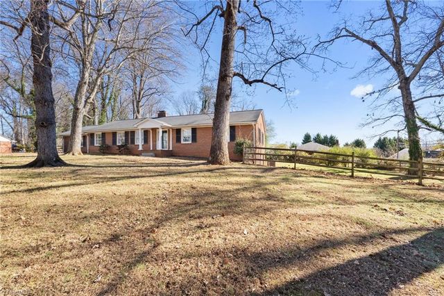 5501 Club Knoll Road, Winston-salem, NC 27105