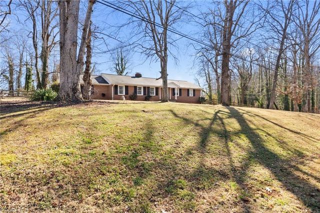5501 Club Knoll Road, Winston-salem, NC 27105