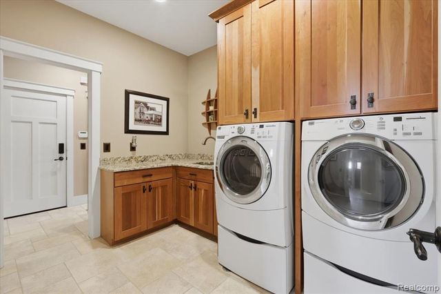 8665 Lakeview Boulevard, Clarkston, MI 48348
