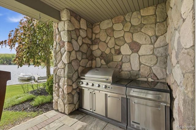 8665 Lakeview Boulevard, Clarkston, MI 48348