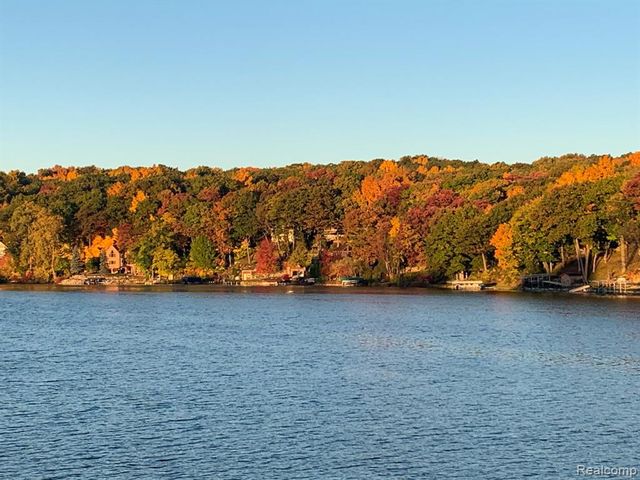 8665 Lakeview Boulevard, Clarkston, MI 48348