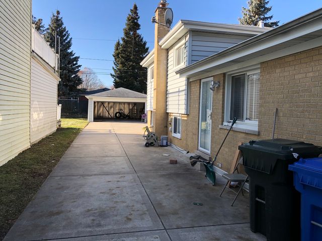 1674 Maple Street, Des Plaines, IL 60018