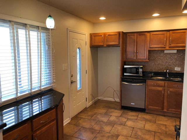 1674 Maple Street, Des Plaines, IL 60018