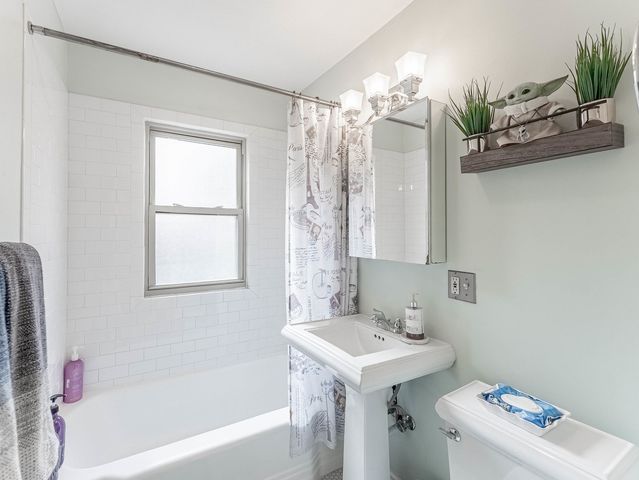 1038 Superior Street 1W, Oak Park, IL 60302