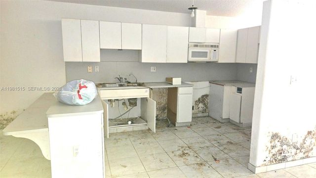 15153 NW 89th Pl, Miami Lakes, FL 33018