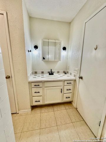 8006 HARPER VALLEY ST, Live Oak, TX 78233