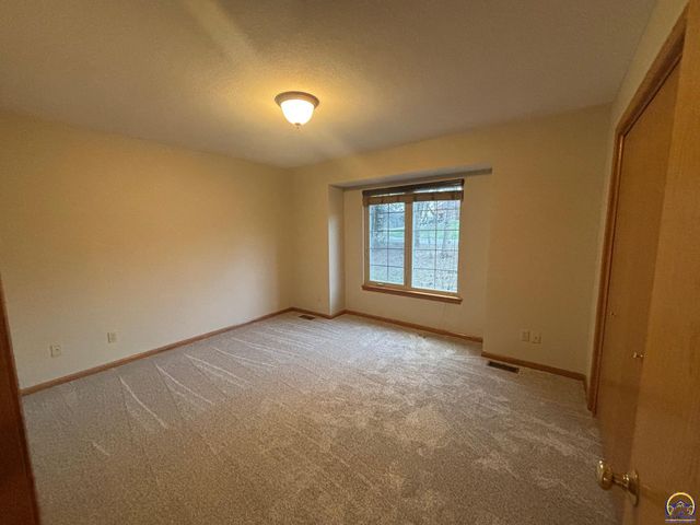 2307 SE Capricorn AVE, Topeka, KS 66605