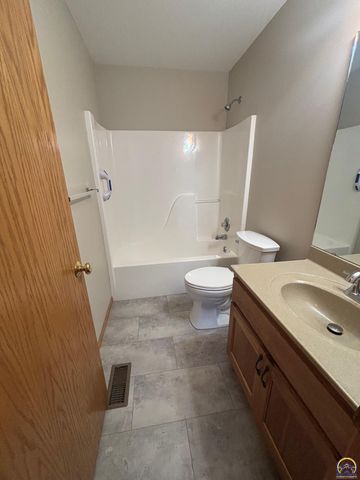 2307 SE Capricorn AVE, Topeka, KS 66605