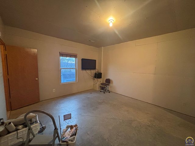 2307 SE Capricorn AVE, Topeka, KS 66605